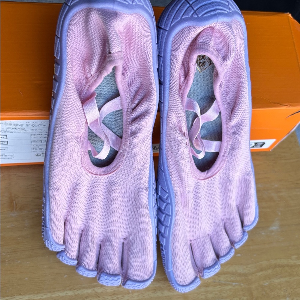 NEW Gallonshark barefoot indoor athletic shoes.